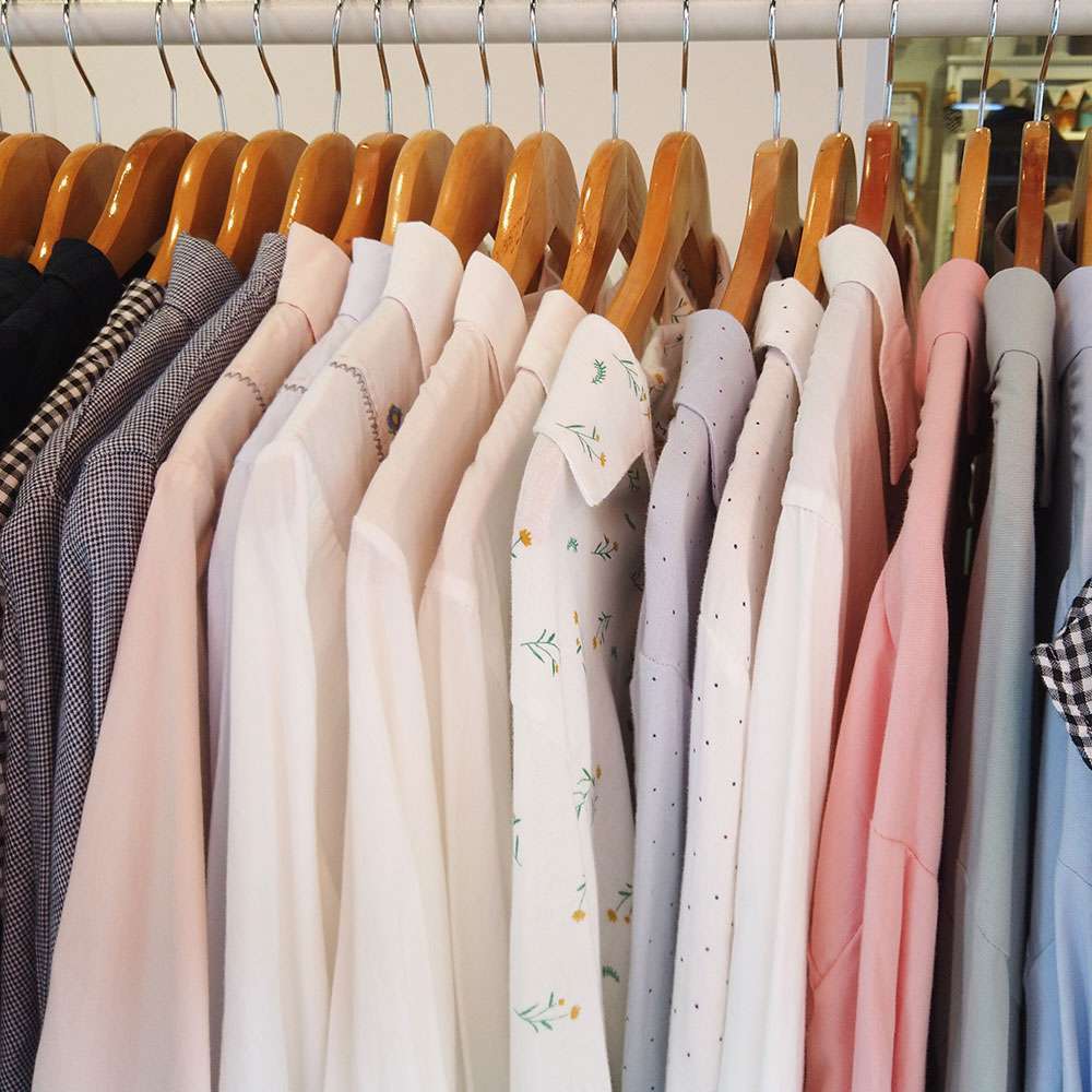 Dưới đây là **nội dung thân bài (chỉ gồm Tiêu đề 2 & Tiêu đề 3)** chuẩn SEO cho sản phẩm **Máy sấy thông hơi Toshiba 7 kg TD-H80SEV(WK)**, **viết theo phong cách Điện Máy Xanh**, bám sát thông tin chính hãng Toshiba, **không gắn link**, mỗi đoạn ngắn ≤ 3 dòng.
👉 Bạn chỉ cần **dán ngay sau H1** đã có sẵn với từ khóa *Máy sấy thông hơi Toshiba 7 kg TD-H80SEV(WK)*.

---

## **Thiết kế gọn gàng, tiện nghi của Máy sấy thông hơi Toshiba 7 kg TD-H80SEV(WK)**

Máy sấy thông hơi Toshiba 7 kg TD-H80SEV(WK) có thiết kế hiện đại, phù hợp với mọi không gian giặt sấy gia đình.
Khối lượng sấy 7 kg đáp ứng tốt nhu cầu làm khô quần áo từ 3–5 người, giúp tiết kiệm thời gian phơi.

### Kiểu dáng nhỏ gọn, đặt được nhiều vị trí

Thiết kế đứng gọn, không chiếm diện tích lớn trong phòng giặt.
Phù hợp đặt cạnh máy giặt hoặc không gian giặt chung của gia đình.

### Bảng điều khiển đơn giản, dễ thao tác

Bảng điều khiển đặt phía trước, các phím bấm rõ ràng dễ hiểu.
Người dùng thao tác nhanh chóng ngay cả khi lần đầu sử dụng.

---

## **Khả năng sấy khô hiệu quả của Máy sấy thông hơi Toshiba 7 kg TD-H80SEV(WK)**

Máy sấy thông hơi Toshiba 7 kg TD-H80SEV(WK) sử dụng công nghệ sấy thông hơi giúp sấy khô quần áo nhanh chóng.
Luồng khí nóng lưu thông đều giúp quần áo khô hiệu quả mà vẫn giữ độ mềm mại.

### Cửa sấy rộng, dễ cho – lấy quần áo

Cửa sấy mở lớn giúp việc cho và lấy quần áo trở nên tiện lợi hơn.
Giảm tình trạng gấp váy áo khi tháo đồ khỏi lồng sấy.

### Luồng khí nóng phân bố đều

Luồng khí nóng được phân bố đều trong lồng sấy giúp quần áo khô nhanh.
Giảm thời gian chờ phơi so với phương pháp sấy tự nhiên.

---

## **Chương trình sấy đa dạng, phù hợp nhiều loại trang phục**

Máy sấy thông hơi Toshiba 7 kg TD-H80SEV(WK) được trang bị nhiều chương trình sấy.
Người dùng dễ dàng chọn chương trình phù hợp với từng loại vải và nhu cầu sử dụng.

### Chế độ sấy thường

Chế độ sấy thường phù hợp với hầu hết quần áo hàng ngày.
Đảm bảo quần áo khô đúng mức mà không bị hư sợi vải.

### Chế độ sấy nhẹ nhàng cho đồ mỏng

Chế độ sấy nhẹ phù hợp với trang phục dễ co rút, vải mỏng.
Giúp bảo vệ sợi vải, hạn chế hư hỏng trong quá trình sấy.

### Chế độ sấy nhanh tiện lợi

Chế độ sấy nhanh giúp quần áo khô sớm trong những lúc cần gấp.
Giảm thời gian chờ phơi trong những ngày bận rộn.

---

## **Hoạt động êm ái, tiết kiệm thời gian**

Máy sấy thông hơi Toshiba 7 kg TD-H80SEV(WK) vận hành êm ái, giảm tiếng ồn cho không gian sinh hoạt.
Thiết kế thông hơi giúp thoát khí nhanh, tiết kiệm thời gian sấy và điện năng.

### Giảm tiếng ồn khi vận hành

Máy hoạt động êm, không gây khó chịu trong quá trình sấy.
Phù hợp đặt gần khu vực sinh hoạt chung trong gia đình.

### Thiết kế thông hơi hiệu quả

Hệ thống thông hơi giúp không khí nóng thoát nhanh ra ngoài.
Giảm thời gian sấy và tăng hiệu quả sấy khô.

---

## **Tiện ích an toàn & hỗ trợ sử dụng**

Máy sấy thông hơi Toshiba 7 kg TD-H80SEV(WK) tích hợp các tiện ích giúp tăng trải nghiệm sử dụng và bảo vệ quần áo.
Những tính năng này giúp việc sử dụng máy trở nên đơn giản, an toàn hơn.

### Khóa trẻ em an toàn

Tính năng khóa trẻ em giúp ngăn thay đổi chương trình khi máy đang hoạt động.
Đảm bảo an toàn cho gia đình có trẻ nhỏ, tránh thao tác sai ngoài ý muốn.

### Tự ngắt khi quá nhiệt

Máy tự động ngắt khi nhiệt độ vượt mức an toàn.
Giúp bảo vệ máy và quần áo khỏi tác hại nhiệt quá cao.

### Đèn báo trạng thái tiện theo dõi

Đèn báo giúp bạn theo dõi quá trình sấy dễ dàng.
Tăng thuận tiện khi sử dụng hàng ngày.

---

## **Chỉ số hấp dẫn Helpful của Máy sấy thông hơi Toshiba 7 kg TD-H80SEV(WK)**

Máy sấy thông hơi Toshiba 7 kg TD-H80SEV(WK) có chỉ số hấp dẫn helpful cao nhờ khả năng sấy khô hiệu quả và thiết kế tiện dụng.
Sản phẩm phù hợp với gia đình cần giải pháp sấy nhanh trong thời tiết mưa ẩm hoặc mùa đông.

### Phù hợp cho gia đình 3–5 người

Khối lượng sấy 7 kg phù hợp với nhu cầu làm khô quần áo của gia đình đông thành viên.
Tiết kiệm thời gian và công sức so với phơi truyền thống.

### Độ bền đáng tin cậy

Được sản xuất theo tiêu chuẩn Toshiba với quy trình kiểm soát chất lượng nghiêm ngặt.
Máy sấy thông hơi Toshiba 7 kg TD-H80SEV(WK) hoạt động bền bỉ theo thời gian.

### Sử dụng linh hoạt, tiết kiệm thời gian

Thiết kế dễ sử dụng, lựa chọn tiện ích đơn giản.
Giúp bạn chủ động sắp xếp thời gian sấy phù hợp với lịch sinh hoạt.

---

## **Hướng dẫn sử dụng Máy sấy thông hơi Toshiba 7 kg TD-H80SEV(WK) hiệu quả**

Sử dụng đúng cách sẽ giúp máy hoạt động bền lâu và sấy khô hiệu quả.
Những mẹo nhỏ dưới đây giúp bạn tận dụng tối đa tính năng máy mỗi ngày.

### Phân loại quần áo trước khi sấy

Phân loại quần áo theo chất liệu và độ dày giúp sấy đều hơn.
Tránh sấy đồ quá tải gây khô không đều hoặc co rút.

### Không sấy quá tải khối lượng

Dù máy có dung tích 7 kg, không nên sấy vượt quá khối lượng.
Quá tải có thể giảm hiệu quả sấy và gây mòn cơ cấu sấy.

### Vệ sinh lưới lọc thường xuyên

Lưới lọc cần được làm sạch để tránh tích tụ bụi vải.
Giúp đảm bảo luồng khí nóng lưu thông tốt và sấy nhanh hơn.

---

## **Tổng kết về Máy sấy thông hơi Toshiba 7 kg TD-H80SEV(WK)**

Máy sấy thông hơi Toshiba 7 kg TD-H80SEV(WK) là lựa chọn lý tưởng cho gia đình muốn sấy khô quần áo nhanh, hiệu quả và tiện lợi.
Thiết kế hiện đại, chương trình sấy đa dạng và tính năng an toàn mang đến trải nghiệm sấy quần áo tiện nghi.

---

Nếu bạn cần:

* **Ưu điểm nổi bật (8 dòng theo form Điện Máy Vinh Phụng)**
* **Thông số kỹ thuật chi tiết chuẩn Điện Máy Xanh**
* **Bản rút gọn cho trang sản phẩm**

👉 Nói mình biết để mình tạo ngay theo yêu cầu nhé!
